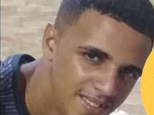 Adolescente morre após sofrer choque elétrico tentando carregar celular 