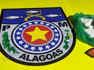 Mulher tenta esconder cocaína mas é presa em flagrante