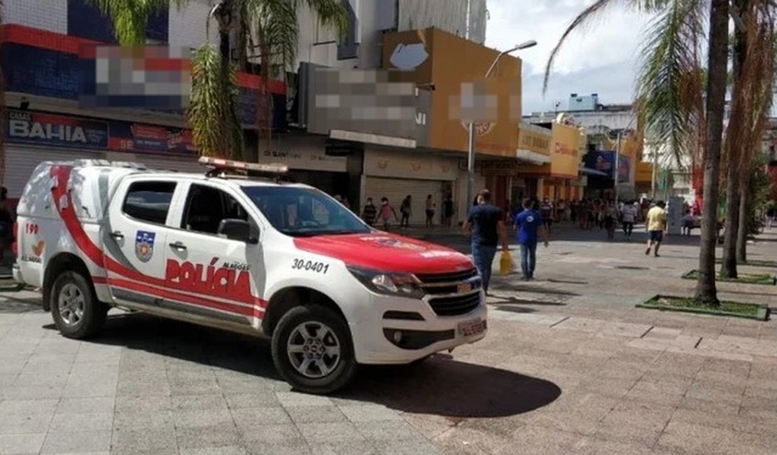 Homem é contido por populares suspeito de assaltar Centro usando canivete e tesoura
