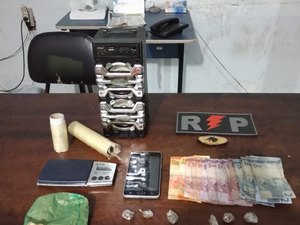 Jovem é preso por suspeita de tráfico de drogas em Arapiraca