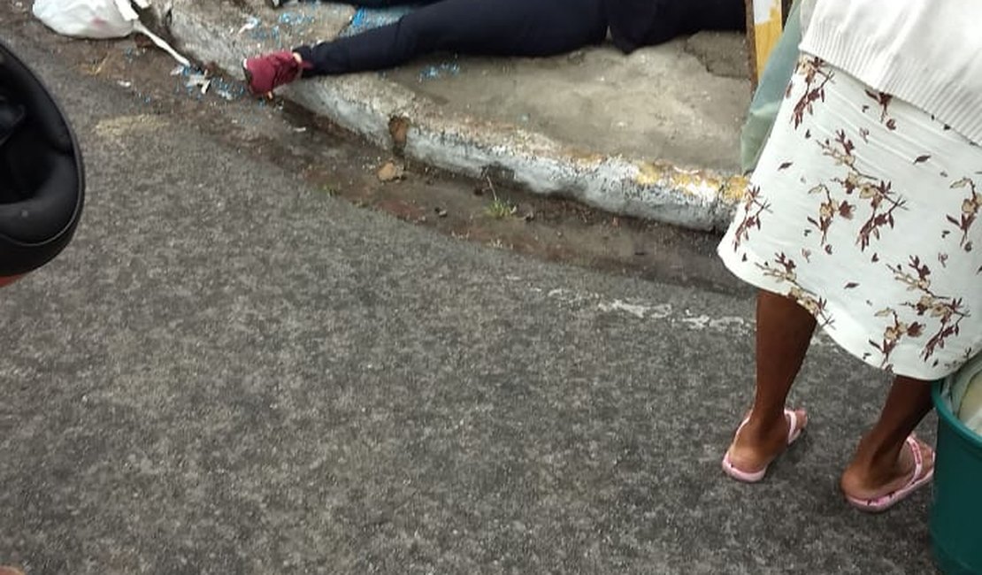 Mulher colide moto em poste e fica ferida em Palmeira dos Índios
