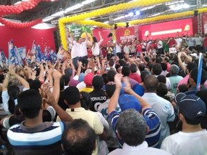 Em inauguração de comitê, Luciano é a principal estrela do evento em Arapiraca