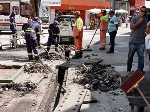 Prefeitura retira quatro toneladas de lixo de canaletas de drenagem na Rua do Comércio