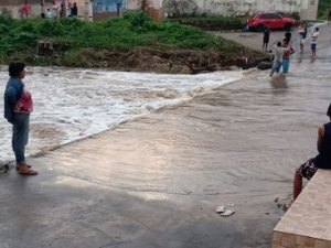 [Vídeo] Nível do Riacho Camoxinga sobe outra vez e assusta moradores em Santana do Ipanema
