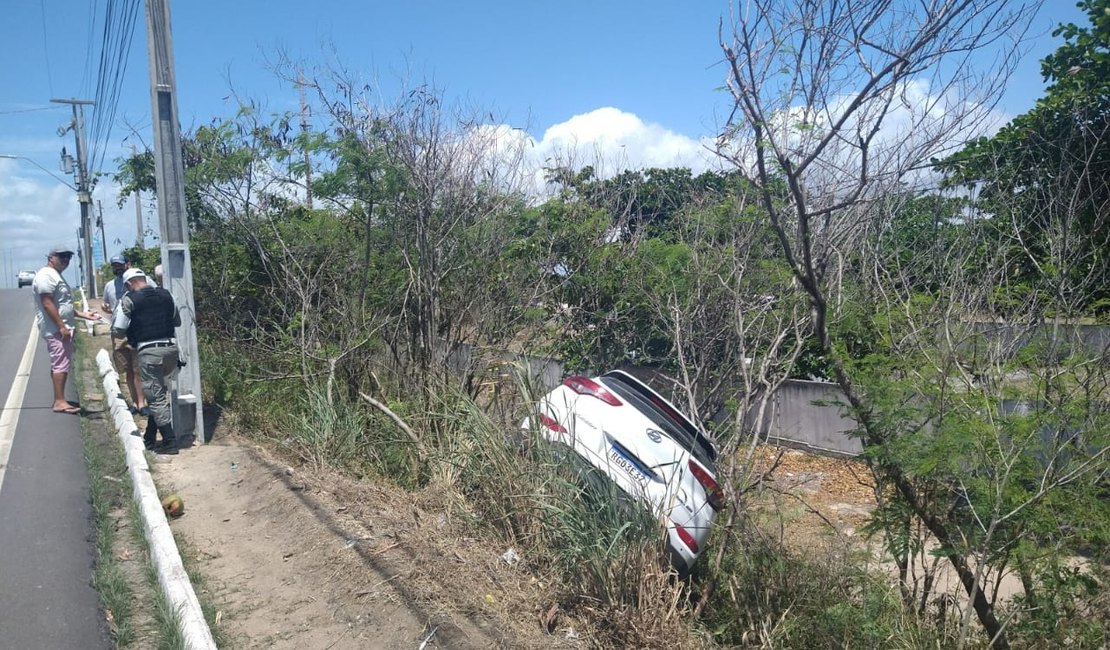 Veículo sai da pista e tomba na subida do viaduto Divaldo Suruagy