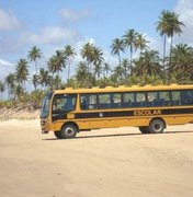 Ônibus público escolar de São José da Lage é flagrado na praia