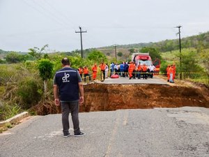 Enxurrada arrasta veículos e deixa mortos durante fortes chuvas em Sergipe