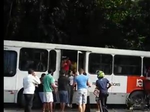 [Vídeo] Motorista perde o controle de ônibus e colide em mureta na Ladeira Geraldo Melo