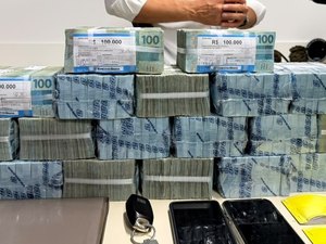Dois homens são conduzidos a delegacia com cerca de R$ 2 milhões em Maceió