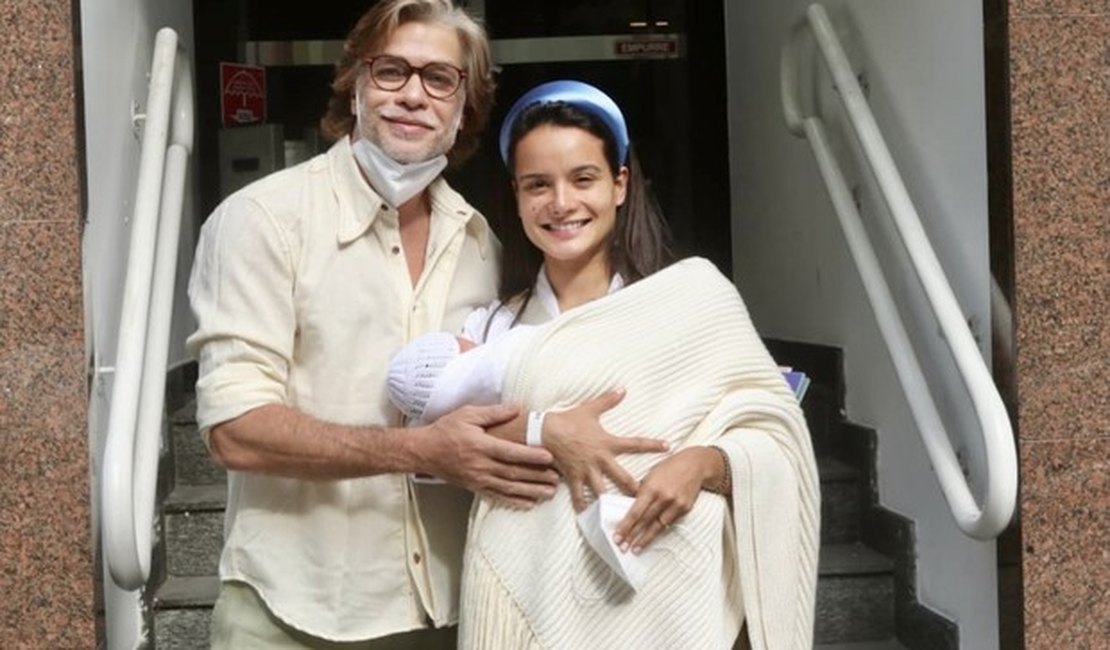 Fabio Assunção e a mulher, Ana Verena, deixam a maternidade com a filha, Alana