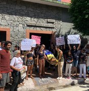 Artistas alagoanos em frente à prefeitura e pedem pagamento de cachês