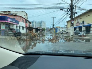 Interditada inúmeras vezes, Rua Eduardo dos Santos fica alagada após chuvas