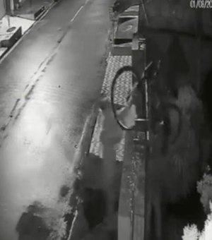 [Vídeo] Dois homens são flagrados invadindo e furtando casas na parte alta de Maceió