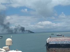 Lancha com quatro pessoas pega fogo e afunda na Bahia