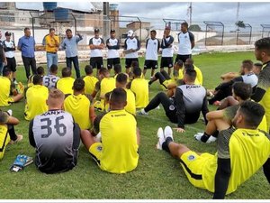 Diretoria e comissão técnica conversam com elenco do ASA antes de treino