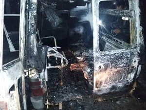 Criminosos ateiam fogo em ambulância em Penedo