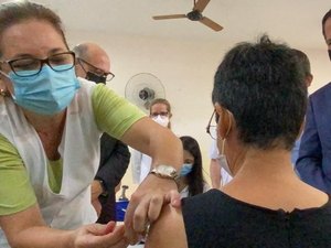 Moradores de Serrana (SP) recebem as primeiras doses da CoronaVac