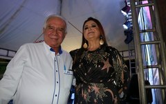 Prefeito Sérgio Lira com a cantora Wilma Araújo