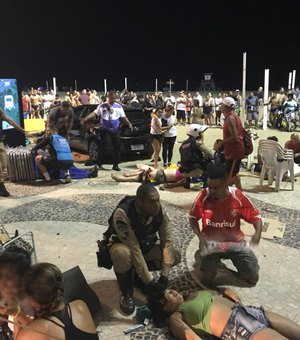 Carro desgovernado invade calçadão da Praia de Copacabana e deixa 15 feridos