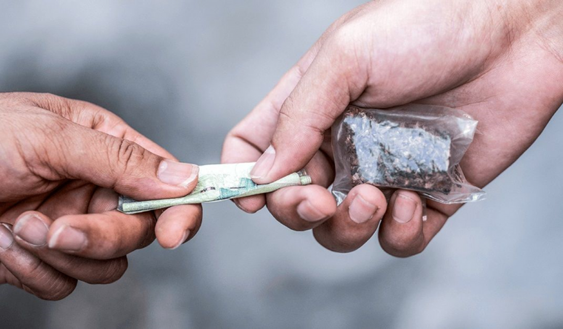 Jovem de 15 anos é flagrado com crack e cocaína no centro de Maribondo