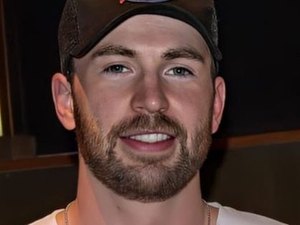 Chris Evans volta às redes após nude vazado e manda recado