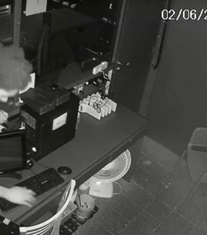 [Vídeo] Câmeras de segurança flagram furto em restaurante na Ponta Verde