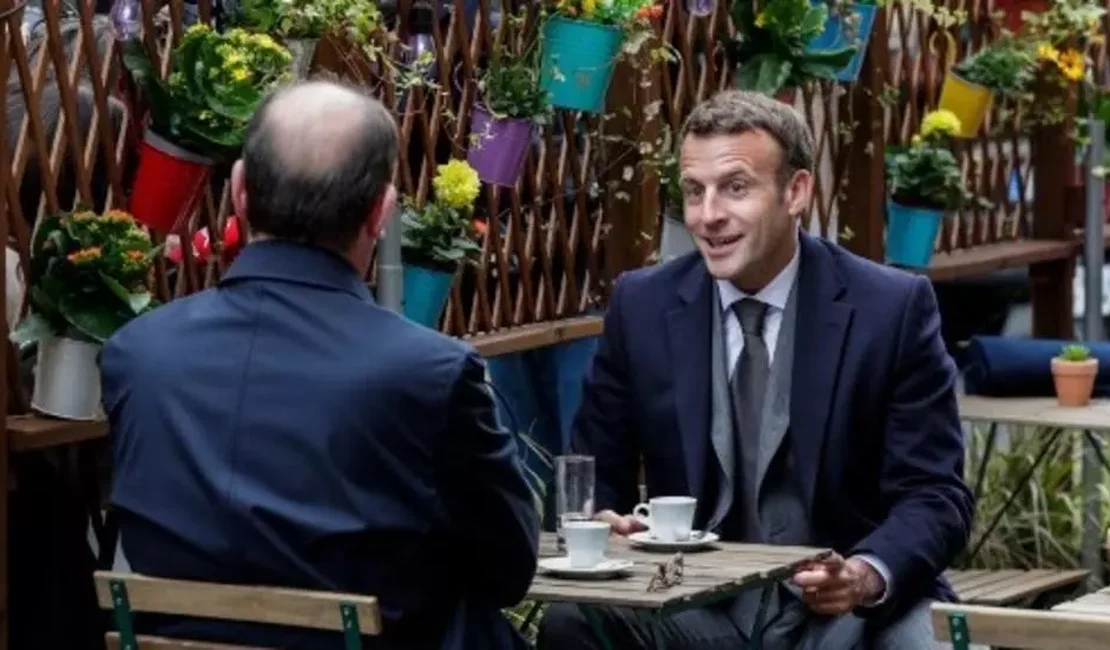 Presidente e premiê da França bebem café na calçada para celebrar reabertura de bares e restaurantes