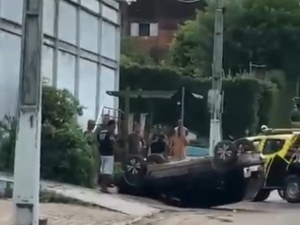 Veículo tomba e causa transtorno na Avenida Governador Muniz Falcão em Palmeira