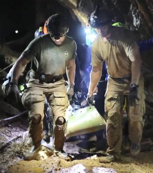 Morre mergulhador que ajudou a resgatar meninos em caverna na Tailândia