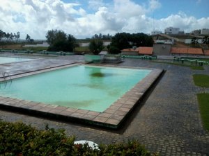 Sem manutenção, piscina do clube do servidor está com água verde