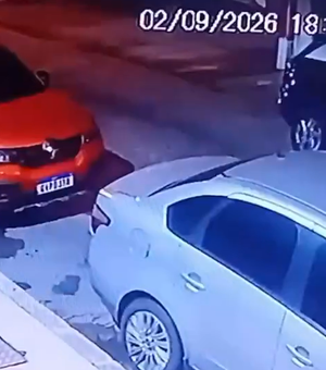Mulher tem corrente arrancada do pescoço enquanto andava na Ponta Verde