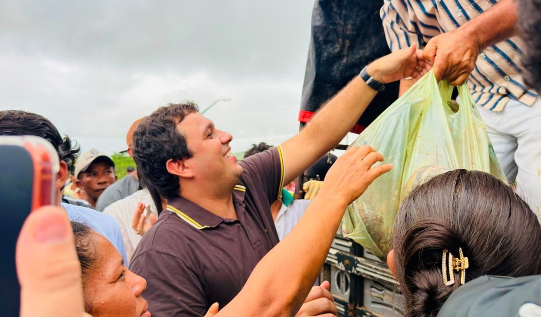 Prefeito Bebeto Barros comparece à tradicional entrega do peixe em Girau do Ponciano