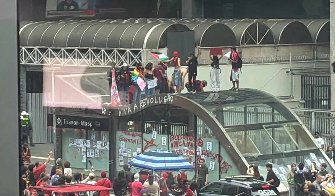 Manifestantes picham e quebram estações de metrô após ato pró-Lula
