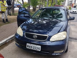 Ronda no Bairro flagra adolescente com carro roubado na orla de Maceió