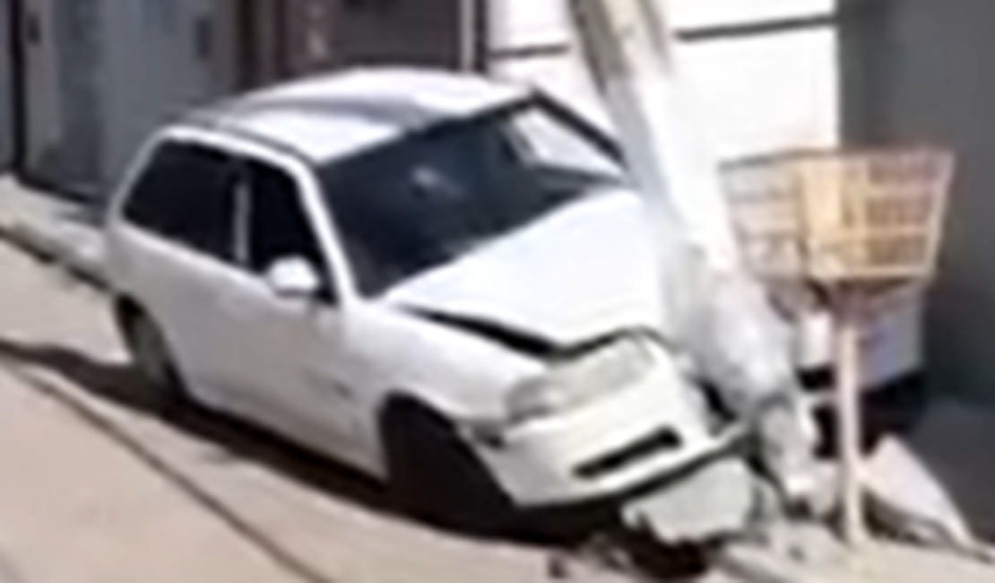 Carro perde freios e colide com poste no Centro de Palmeira dos Índios