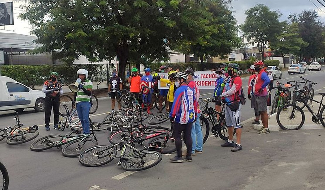 Em Maceió, ciclistas realizam protesto contra tachões na Avenida Fernandes Lima
