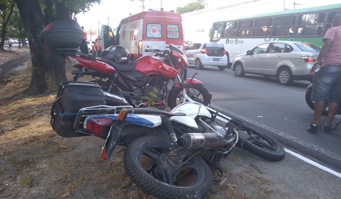 Colisão entre motos deixa feridos na Av. Durval de Góes Monteiro