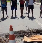 Moradores do Vergel fazem protesto em cobrança a entrega de chaves de apartamentos