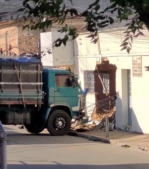 Caminhão desgovernado invade casa e destrói parte do imóvel em Arapiraca