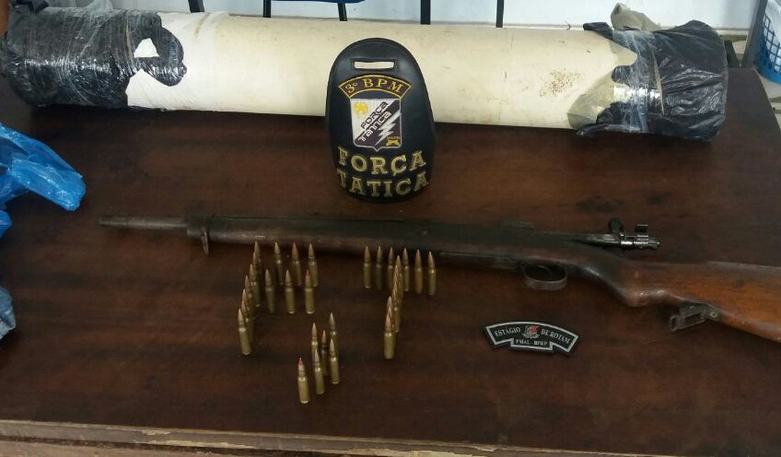 Polícia encontra fuzil e munições enterrados em quintal de casa em Arapiraca