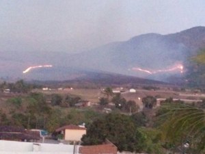 Incêndio de médias proporções assusta moradores na Zona da Mata