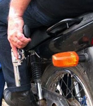 Dupla em motocicleta rouba celular de vítima, em Arapiraca