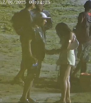 Videomonitoramento flagra trio que vendia drogas perto de bebê na Ponta Verde