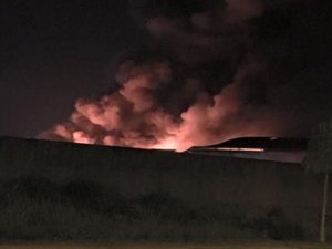 Fábrica de papel higiênico é atingida por incêndio