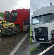 Viatura da PMAL fica destruída após grave acidente envolvendo dois caminhões em Novo Lino
