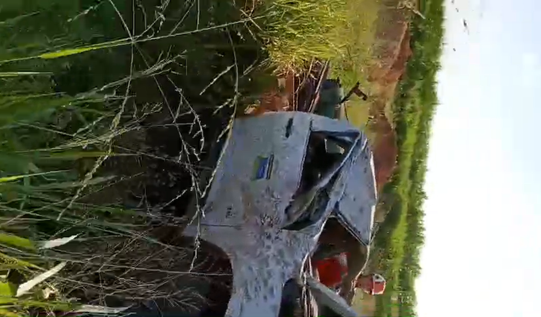 Capotamento em Marechal Deodoro deixa dois feridos; uma vítima foi arremessada do veículo