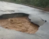 Chuva forte abre cratera em pista recém-asfaltada no bairro Guaribas, em Arapiraca