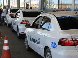Taxistas protestam e impedem entrada e saída de passageiros no Aeroporto Zumbi dos Palmares