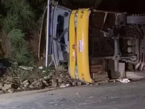 Ônibus que saiu de Arapiraca e tombou em MG era clandestino e acumulava 30 autuações
