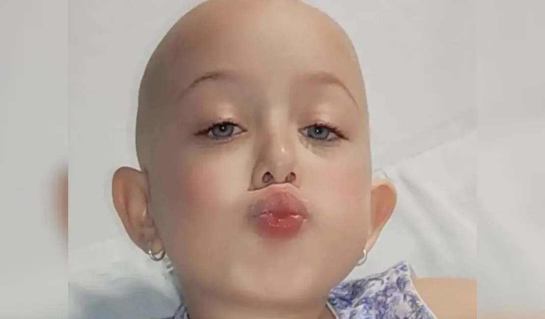 Menina emociona ao voltar à praia após enfrentar tratamento contra leucemia